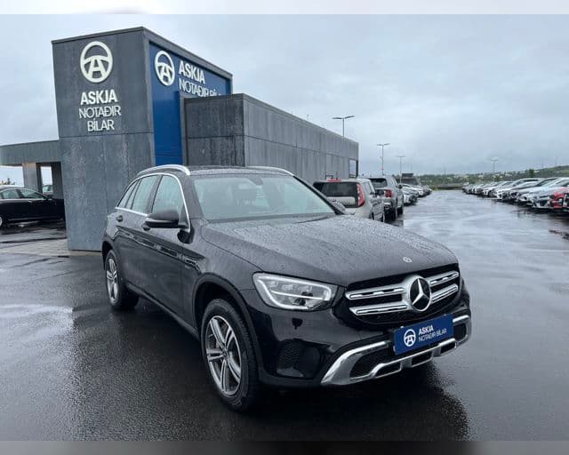 2020 Mercedes-Benz GLC 300 E 4MATIC Pure