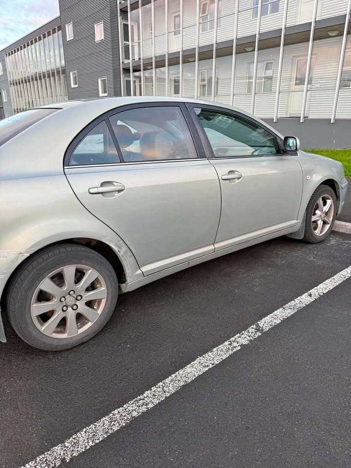2004 Toyota Avensis