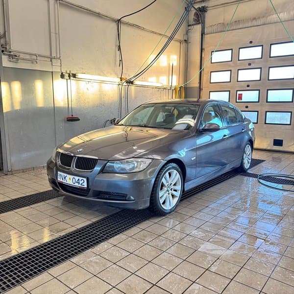 2005 BMW E90 320i