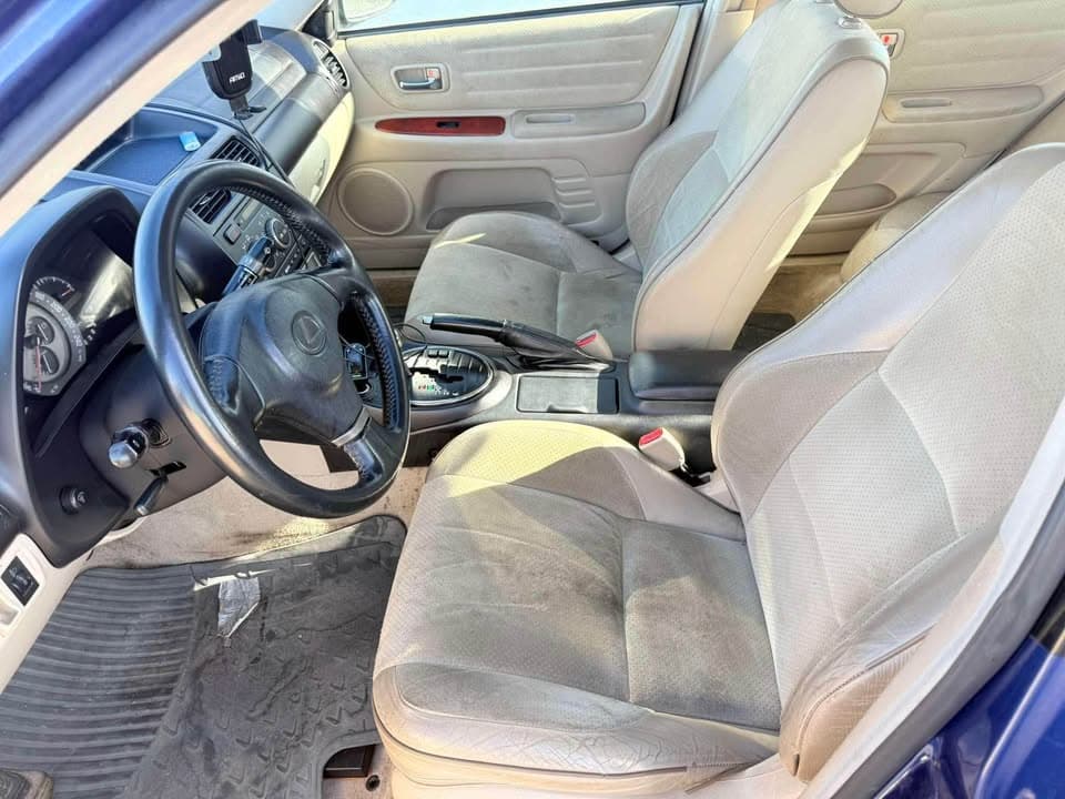 2000 Lexus IS200