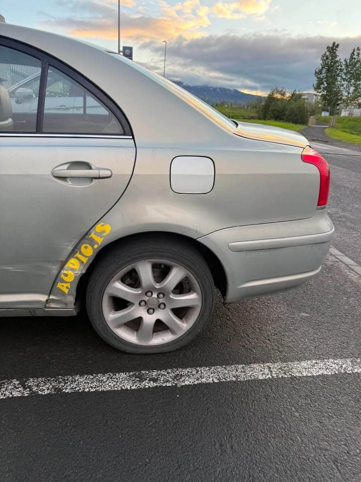 2004 Toyota Avensis