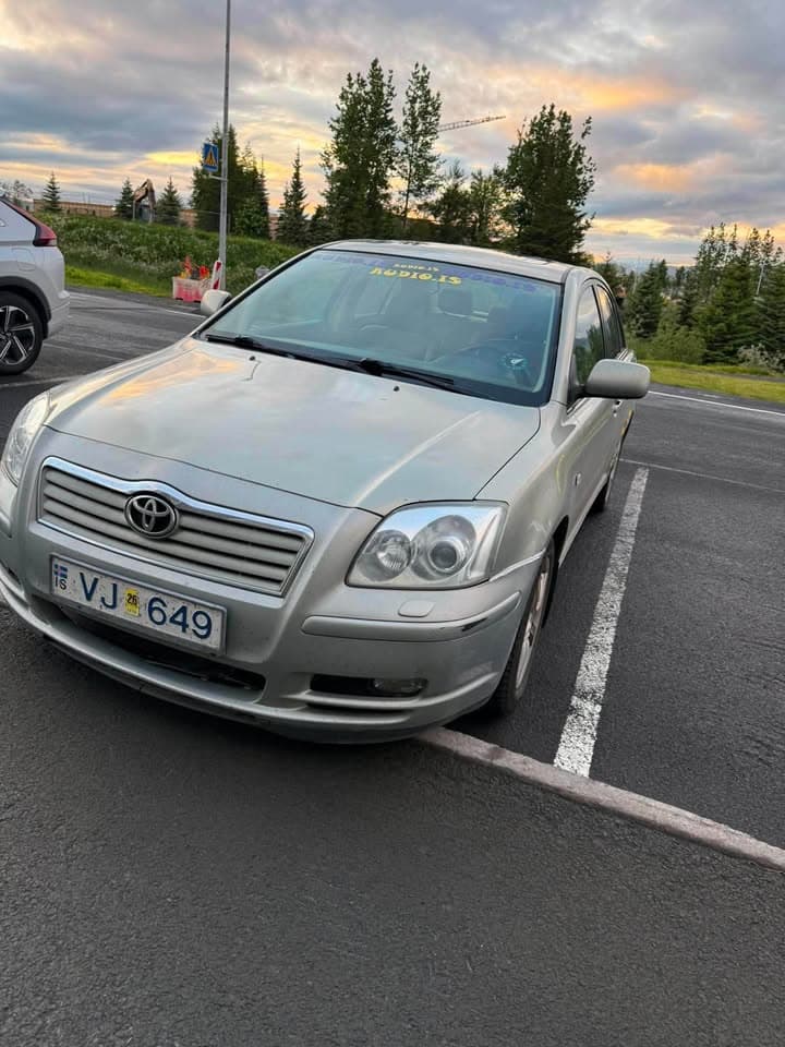 2004 Toyota Avensis