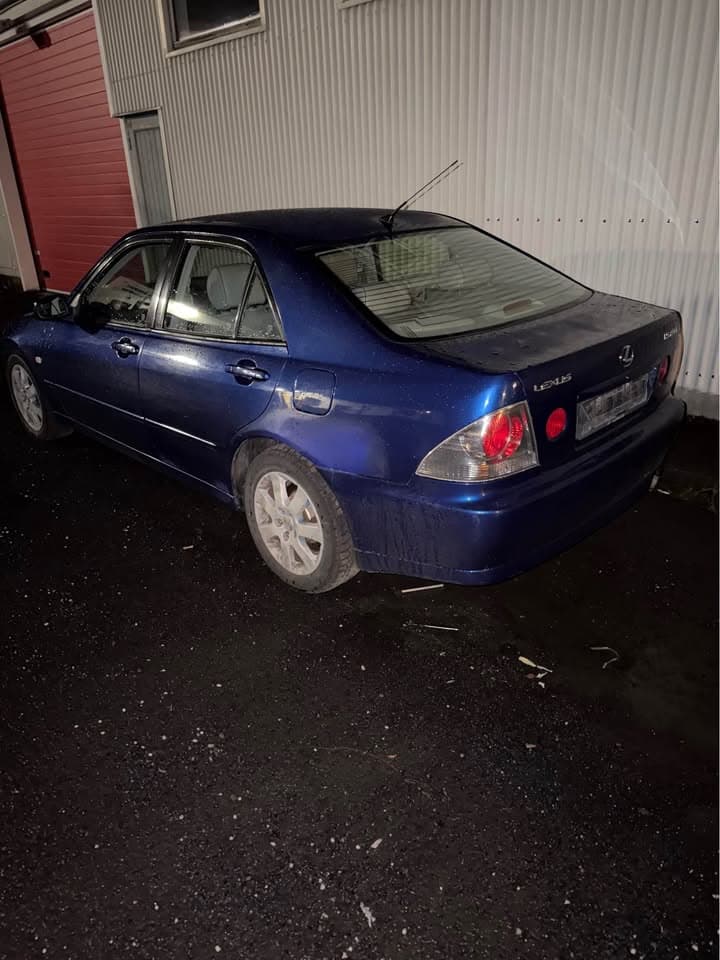 2000 Lexus IS200