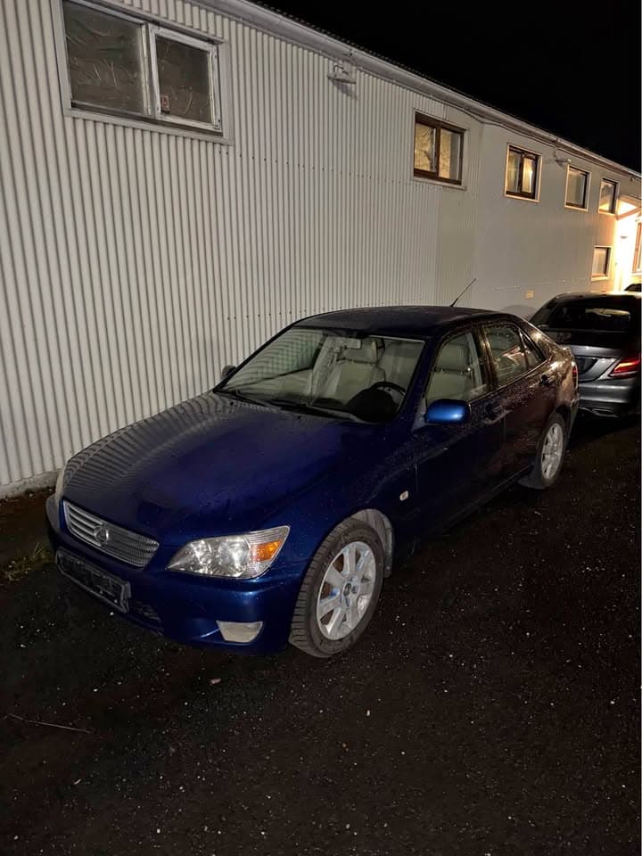 2000 Lexus IS200