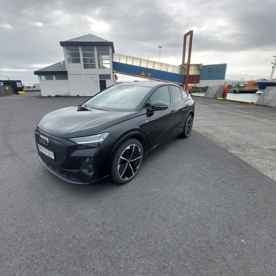 2022 Audi Q4 S-Line Sportback 50 e-tron Quattro