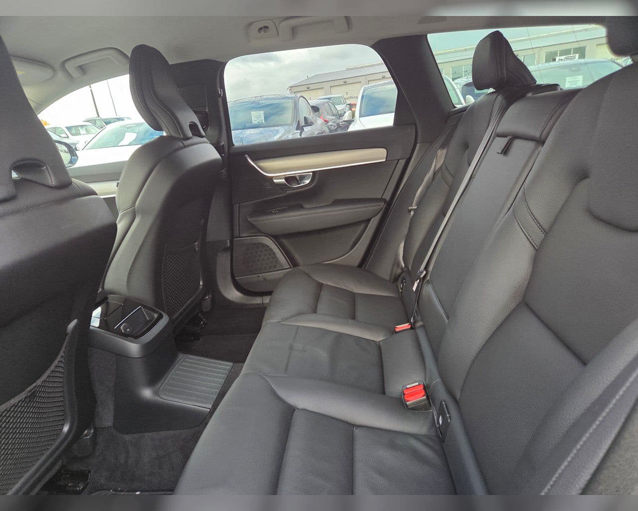 2022 Volvo V90