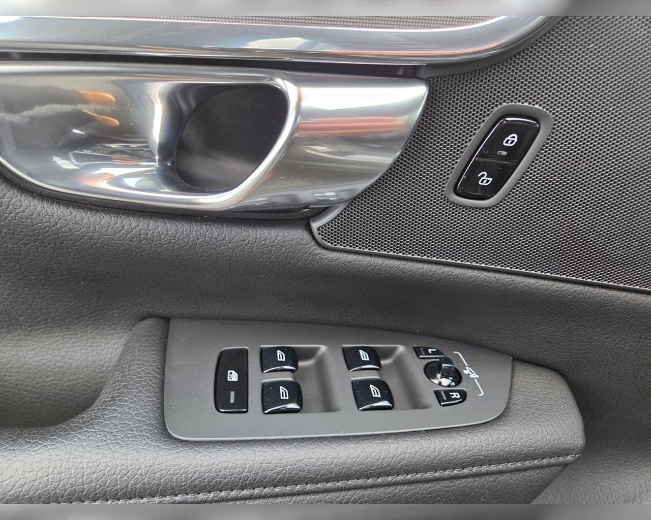 2022 Volvo V90