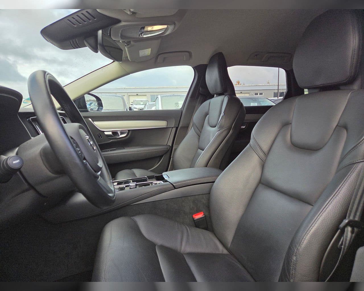 2022 Volvo V90
