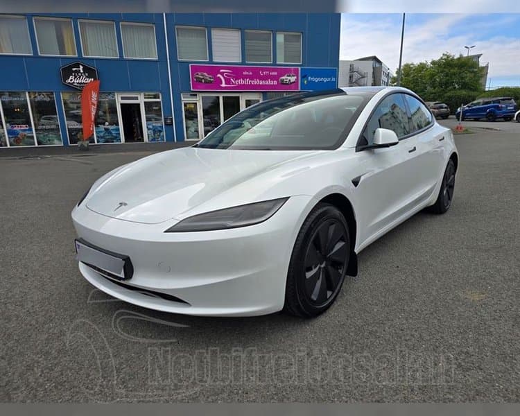 2025 Tesla Model 3 Standard Range Highland