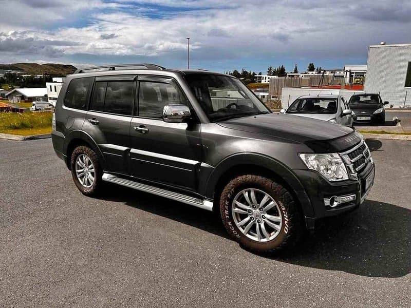 2017 Mitsubishi Pajero